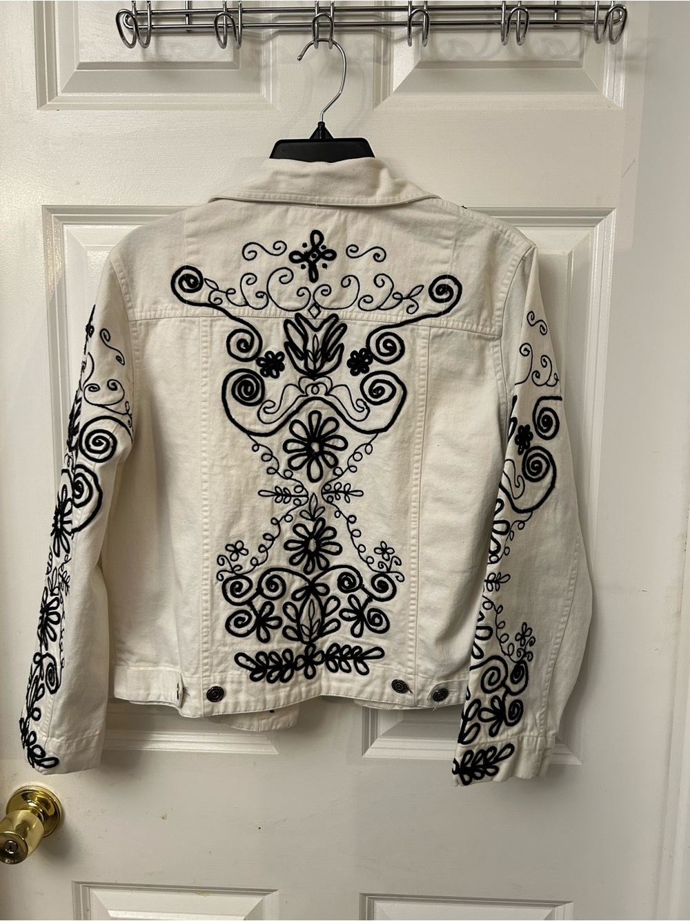 Chico’s White Denim Jacket with Black Floral Embroidery – Size 4